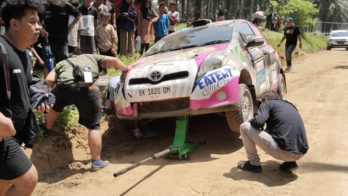 mobil_pembalap_rudolf_rusak_diputaran_ss_3_di_kejurnas_rally_2025_sergai