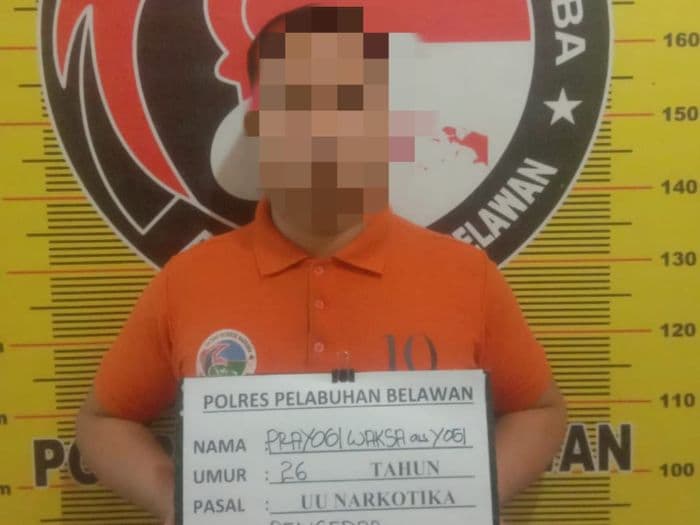 seorang_pria_dibekuk_polisi_saat_kemas_sabu_di_belawan