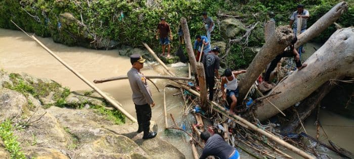 diduga_terseret_arus_sungai_bah_tongguran_warga_dan_polisi_cari_pria_di_simalungun