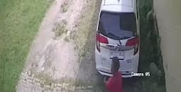pelaku_pencurian_ban_serep_mobil_di_kampus_stais_lubuk_pakam_terekam_cctv