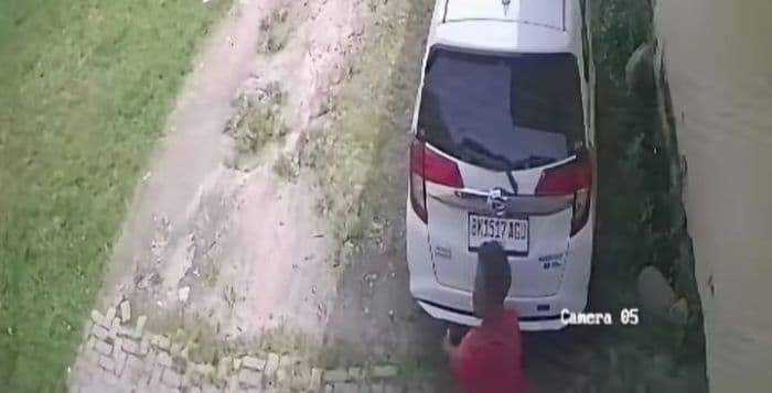 pelaku_pencurian_ban_serep_mobil_di_kampus_stais_lubuk_pakam_terekam_cctv