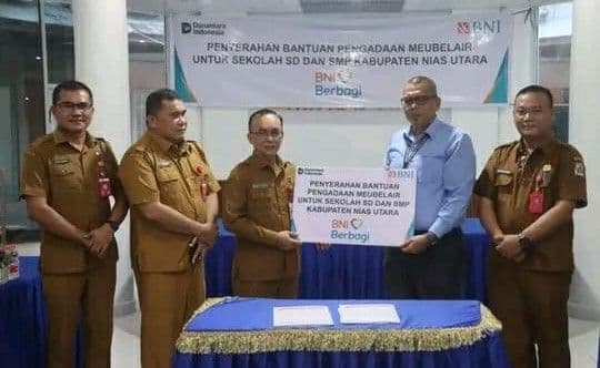 bni_gunungsitoli_salurkan_bantuan_meubelair_untuk_sekolah_di_nias_utara_