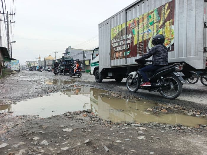 jalan_veteran_medan_rusak_warga_hujan_becek_dan_panas_berdebu