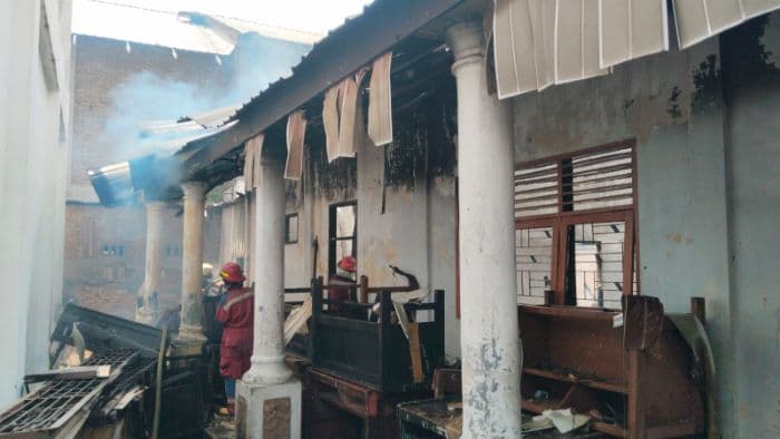 kebakaran_smpn_9_tebing_tinggi_ruang_kelas_dan_gudang_hangus_saat_jam_belajar