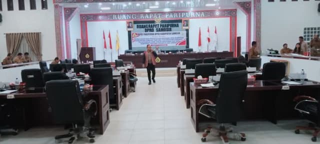 rapat_paripurna_dprd_samosir_molor_8_jam_bupati_baru_hadir_sore_hari