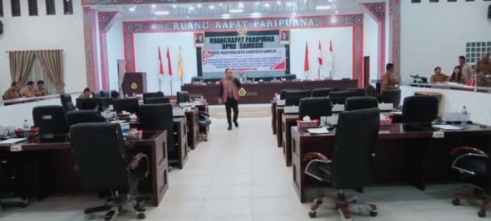 rapat_paripurna_dprd_samosir_molor_8_jam_bupati_baru_hadir_sore_hari