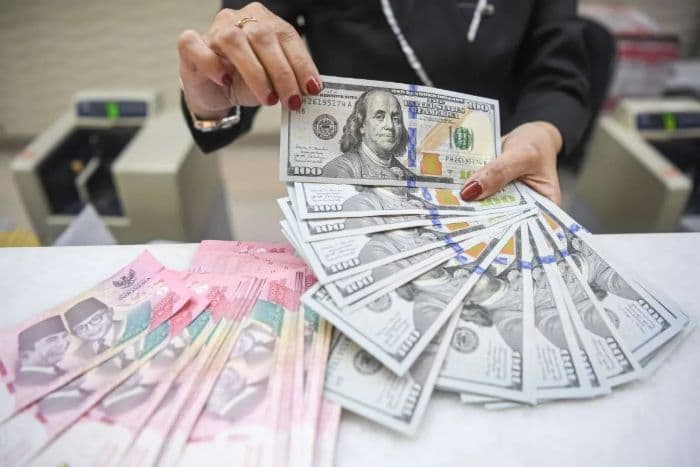 rupiah_melemah_dolar_as_mendekati_level_rp18100