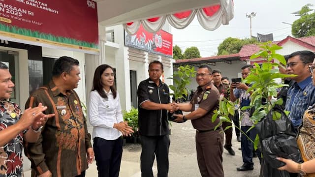 lima_kecamatan_di_toba_dapat_bantuan_bibit_durian_hingga_alpukat