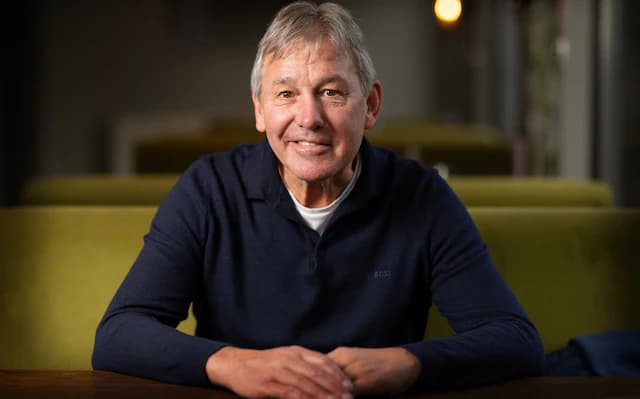 bryan_robson_minta_mu_rekrut_bek_kiri_tapi_khawatir_dana_transfer_menipis