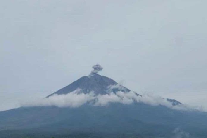 gunung_semeru_erupsi_dua_kali_lava_pijar_meluncur_15_kilometer