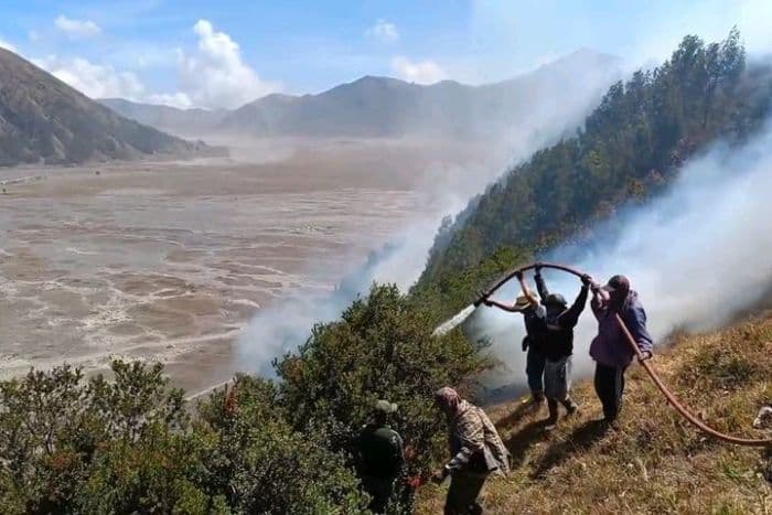 karhutla_di_bromo_mulai_terkendali