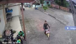 lagi_salat_magrib_motor_jemaah_masjid_al_mukhlisin_labuhan_deli_dicuri