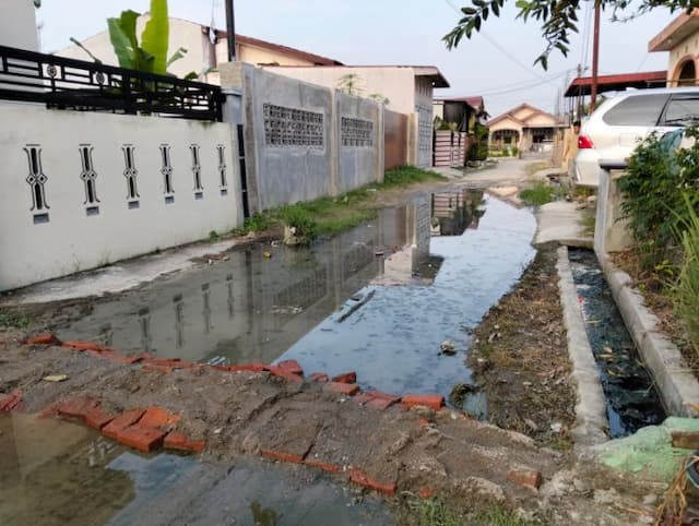 saluran_air_terputus_jalan_di_lubuk_pakam_berubah_mirip_kolam