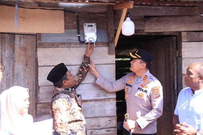 sembilan_rumah_warga_labuhanbatu_kini_teraliri_listrik_gratis