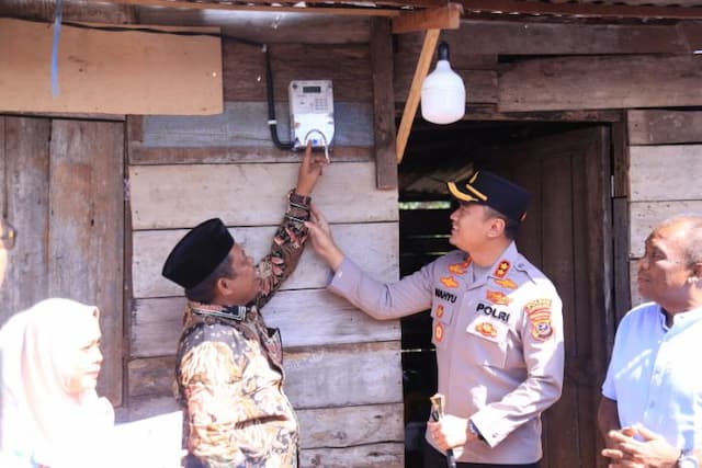 sembilan_rumah_warga_labuhanbatu_kini_teraliri_listrik_gratis