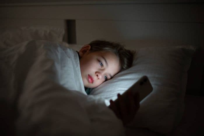 sering_main_hp_sebelum_tidur_bisa_ganggu_otak