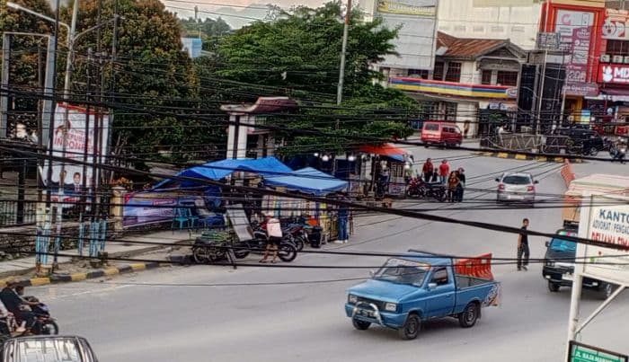 warga_keluhkan_pkl_gunakan_trotoar_di_balige_satpol_pp_diminta_segera_bertindak