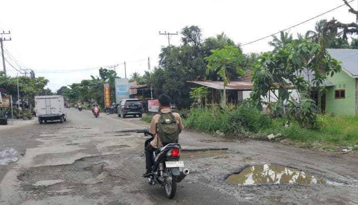 jalan_provinsi_di_simalungun_rusak_parah_dan_gelap_warga_minta_pemerintah_bertindak_