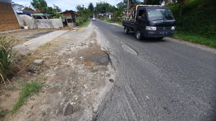jalan_rusak_di_dekat_sd_merek_raya_simalungun_kian_parah_warga_minta_perbaikan_segera_