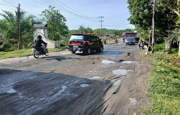 jalan_rusak_parah_di_simalungun_1_seperti_kubangan_sopir_dan_petani_menjerit