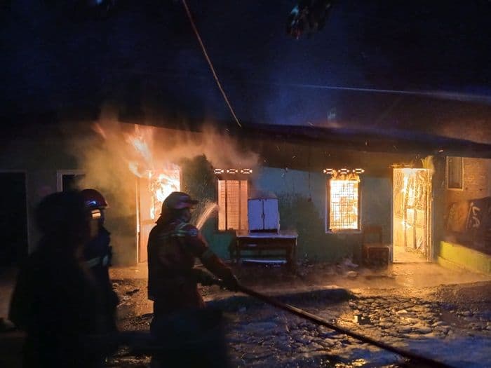 kebakaran_hebat_di_madrasah_alwasliyah_pematangsiantar_tiga_ruangan_hangus_terbakar