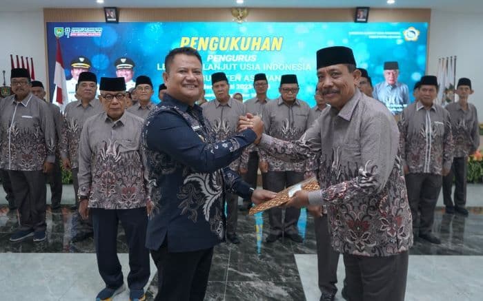 kukuhkan_lli_pemkab_asahan_dorong_lansia_aktif_dalam_pembangunan_daerah
