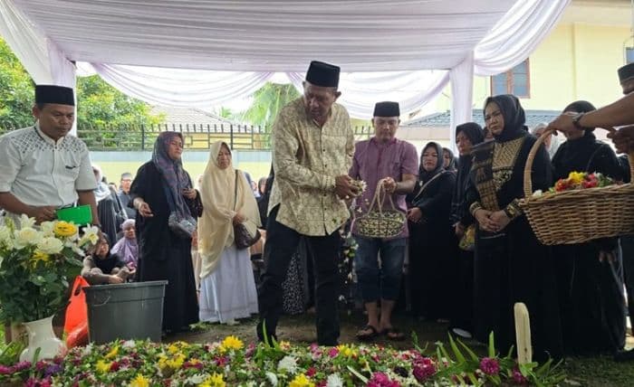 ribuan_warga_iringi_pemakaman_ngogesa_sitepu_mantan_bupati_langkat_yang_visioner