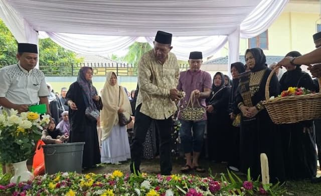 ribuan_warga_iringi_pemakaman_ngogesa_sitepu_mantan_bupati_langkat_yang_visioner