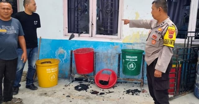 ricuh_mediasi_warga_puluhan_orang_rusak_kantor_desa_di_batu_bara