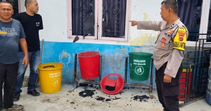 ricuh_mediasi_warga_puluhan_orang_rusak_kantor_desa_di_batu_bara