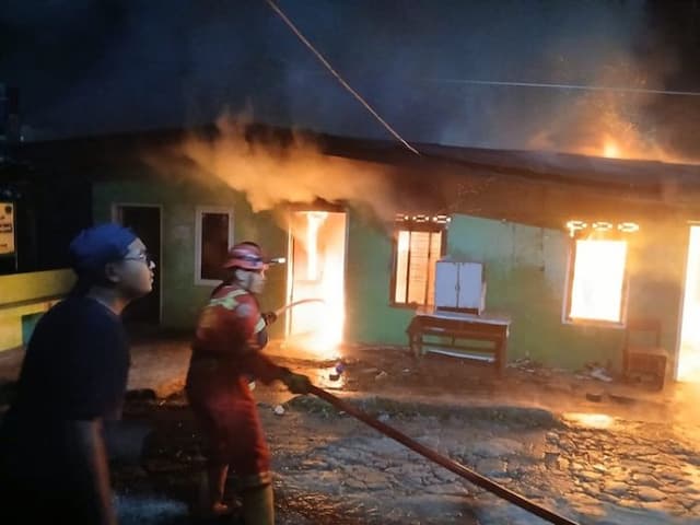 rumah_penjaga_sekolah_alwasliyah_siantar_terbakar_warga_panik