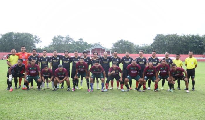 sambut_hut_ke80_tni_kodim_0208asahan_gelar_laga_persahabatan_sepak_bola_dengan_pwi