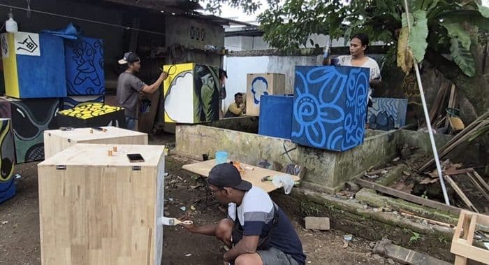 seniman_binjai_sulap_limbah_kayu_jadi_tong_sampah_berdesain_mural_unik