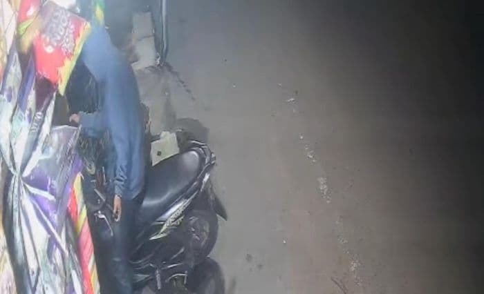 terekam_cctv_pria_berhoodie_biru_curi_sepeda_motor_di_tembung