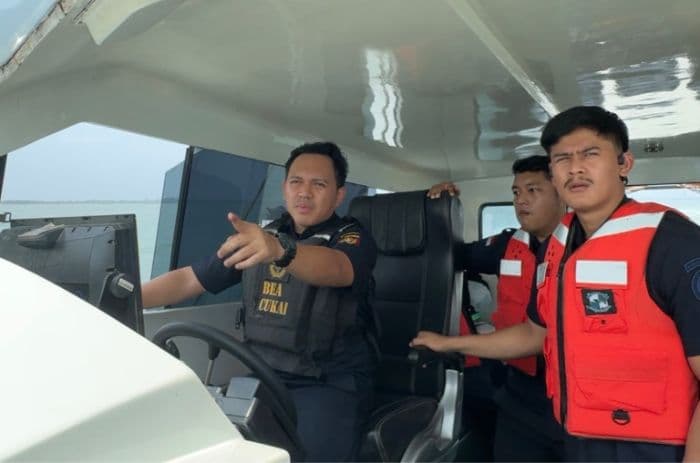 imigrasi_dan_bea_cukai_patroli_laut_cegah_pmi_nonprosedural_di_perairan_batu_bara