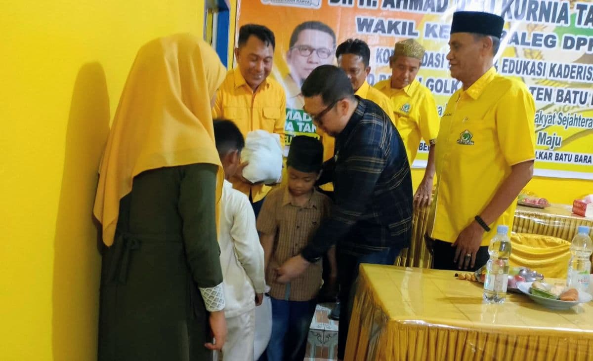 ahmad_doli_kurnia_kunjungi_batu_bara_golkar_bagikan_150_paket_sembako_jelang_musda