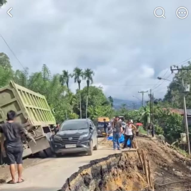 jalan_longsor_di_hutaimbaru_arus_lalu_lintas_tarutungsipirok_terganggu
