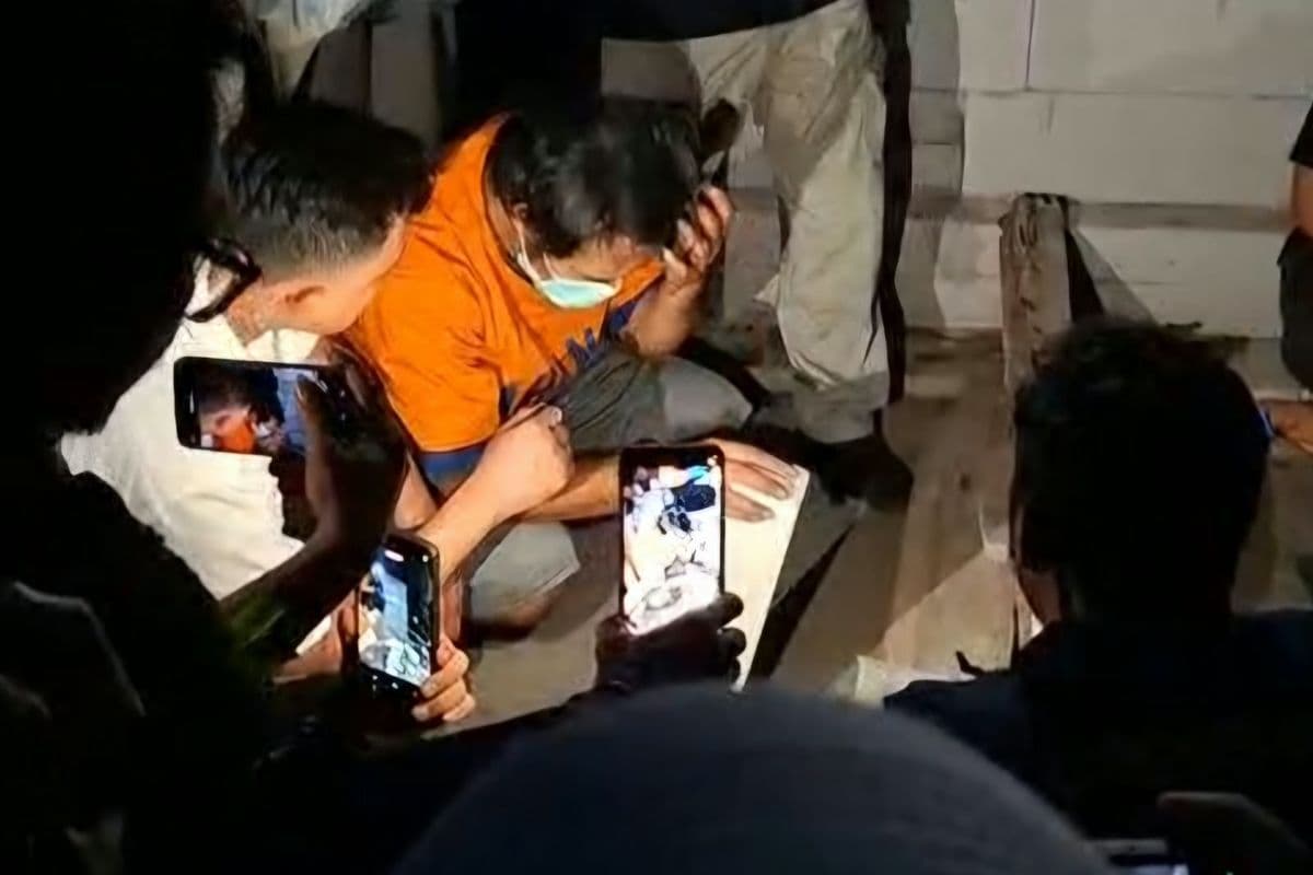 polda_jatim_peragakan_48_adegan_prarekonstruksi_pembunuhan_ibu_dan_anak_di_madiun