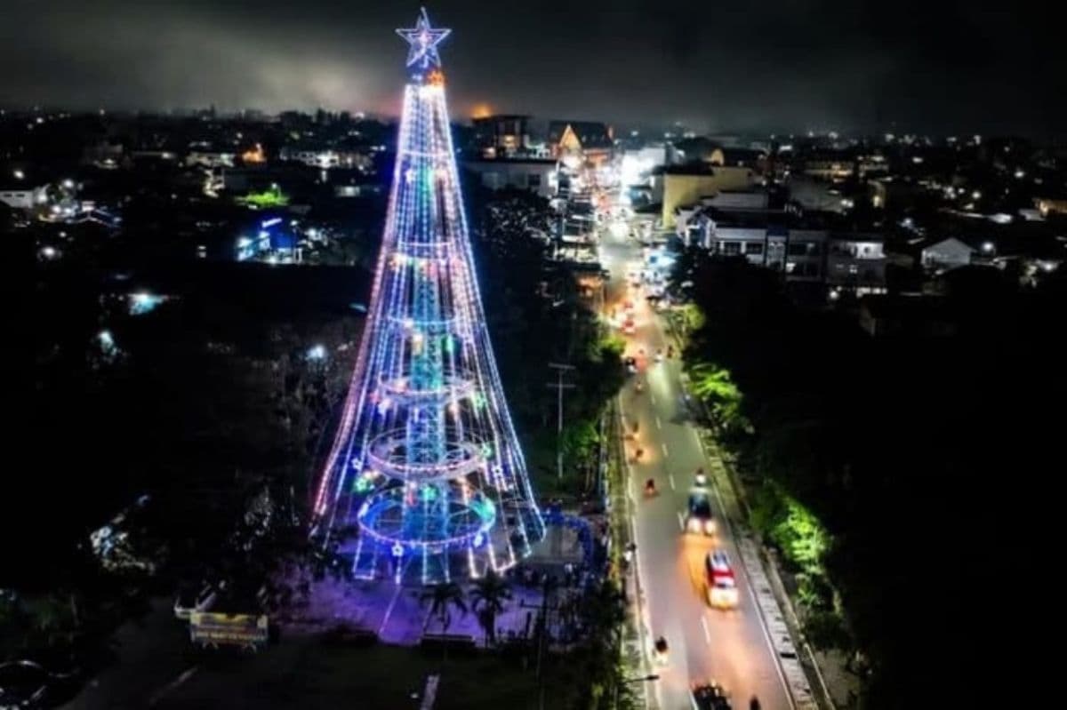 sambut_nataru_dinas_prkp_pematangsiantar_benahi_taman_dan_pasang_lampu_hias_