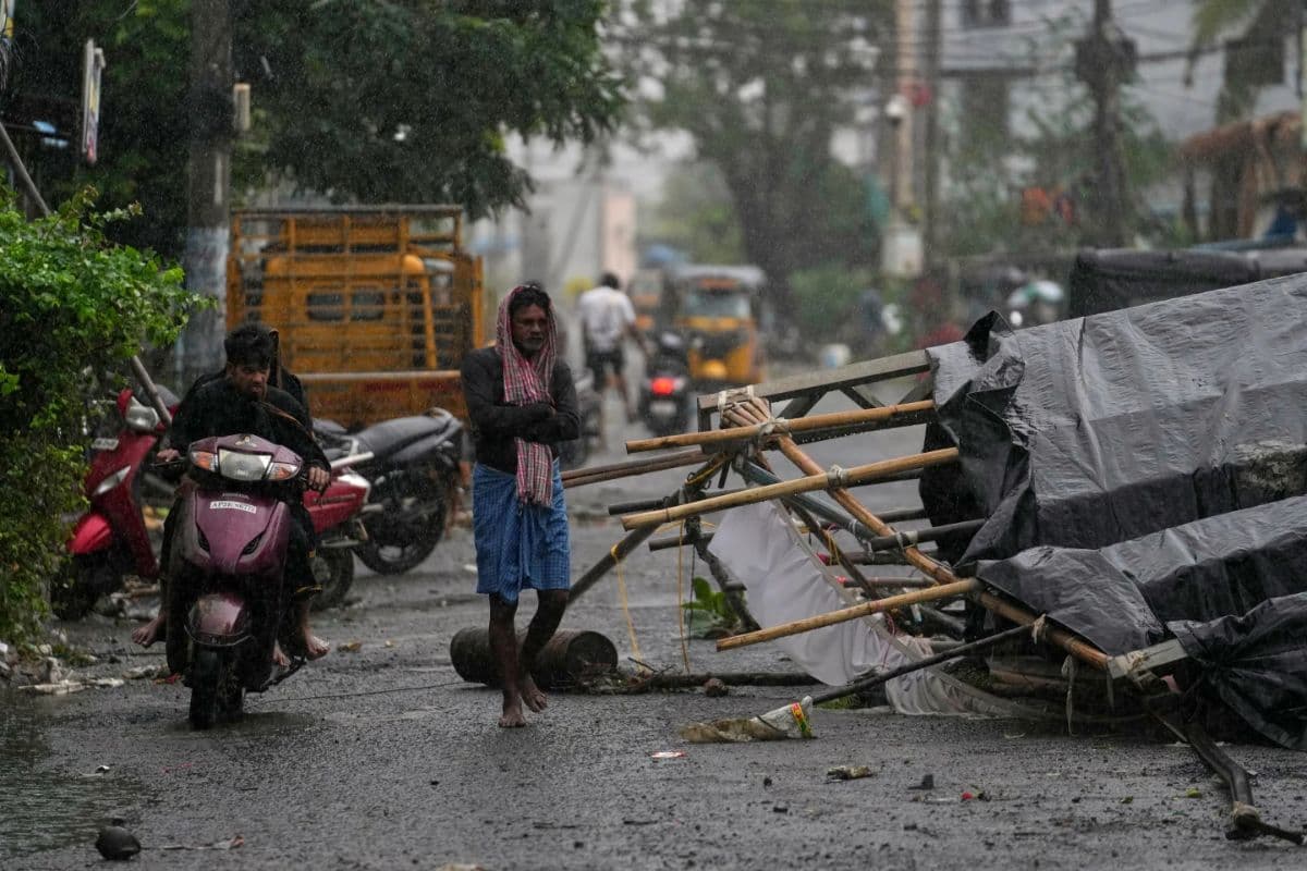 siklon_arnab_terjang_pesisir_india_89000_warga_dievakuasi
