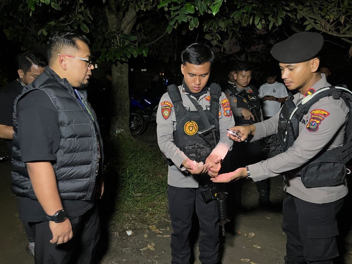 usai_digerebek_kadus_polisi_pantau_barak_narkoba_di_desa_amplas