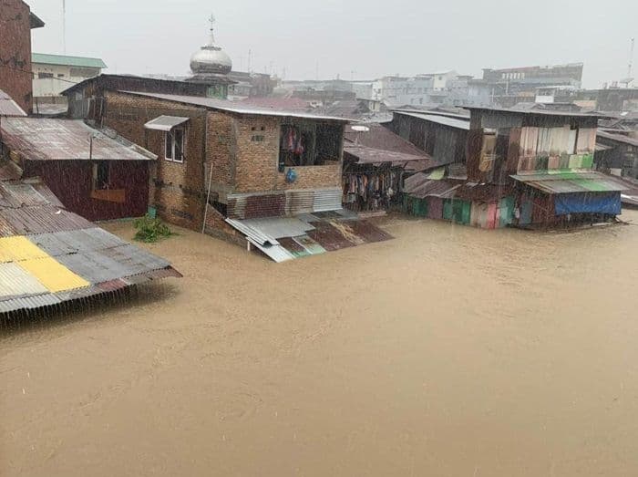6782_warga_diungsikan_akibat_banjir_bandang_medan_polda_sumut_dirikan_posko_darurat