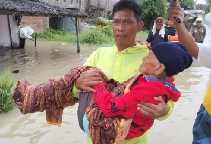 aksi_heroik_bhabinkamtibmas_polsek_firdaus_evakuasi_lansia_korban_banjir_di_sergai