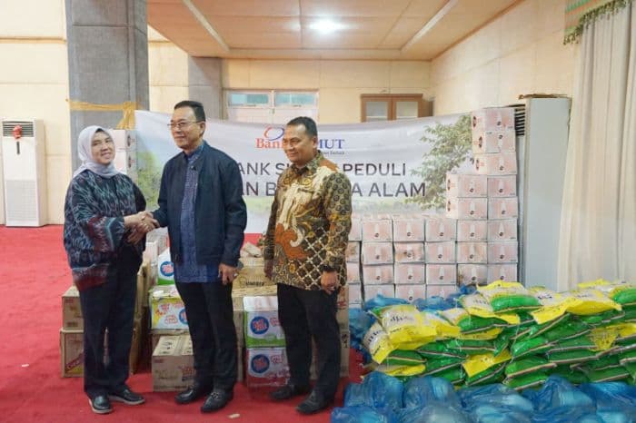 bank_sumut_salurkan_bantuan_untuk_korban_bencana_alam