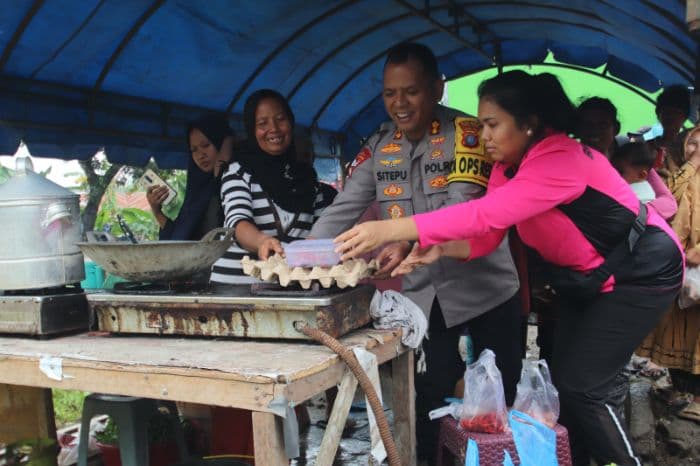 bantu_korban_banjir_polres_sergai_buka_dapur_umum