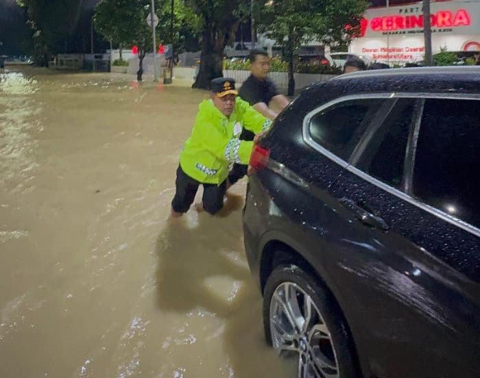 banyak_mobil_mogok_di_medan_kapolda_sumut_ikut_dorong