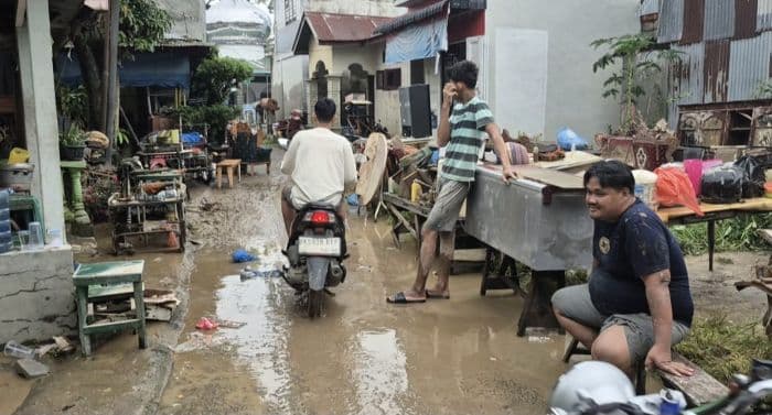 binjai_berangsur_pulih_dari_banjir_warga_mulai_kembali_pulang_ke_rumah