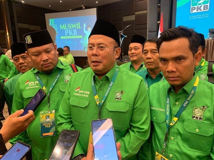 cucun_ahmad_soroti_tumpukan_kayu_gelondongan_di_sungai_batang_toru_pasca_banjir_sumut