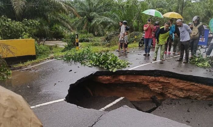 jembatan_cempedak_amblas_akses_jalan_ke_pangkalan_susu_terputus_