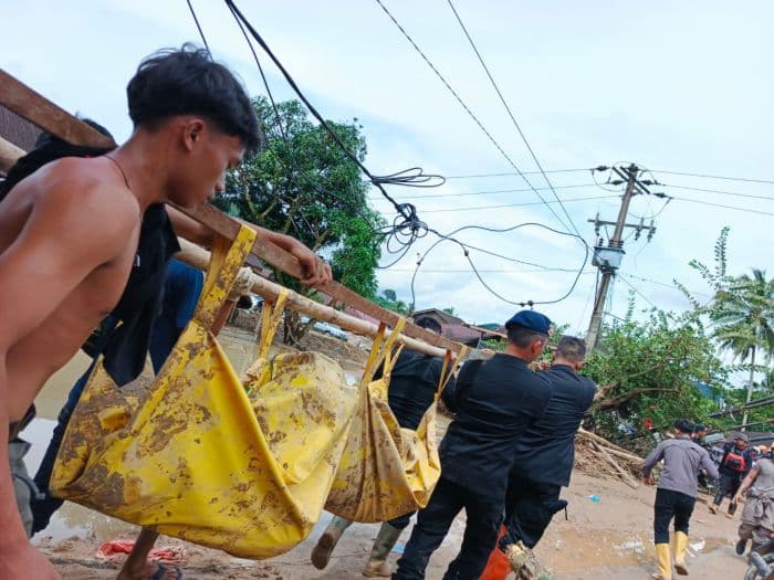 kabupaten_tapsel_diterjang_banjir_bandang